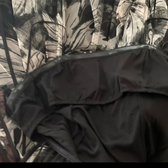 JS Collection Stunning Black And Gray Sunflowers On Mesh With Ribbons Running - Picture 8 of 9